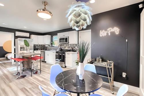 East Side Masterpiece 6th Street - 4 min walk in Austin, USA