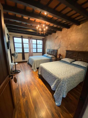 Twin Room with Bathroom image 3