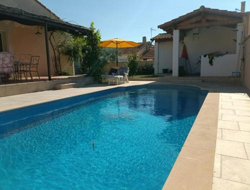 Belle Villa piscine 4 personnes gîte à louer Vestric-et-Candiac