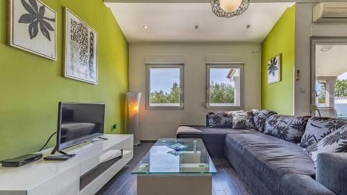 Holiday Home with pool near the beach, great location by WiiBuk in 梅杜林