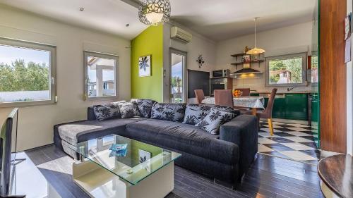 Holiday Home with pool near the beach, great location by WiiBuk in 梅杜林
