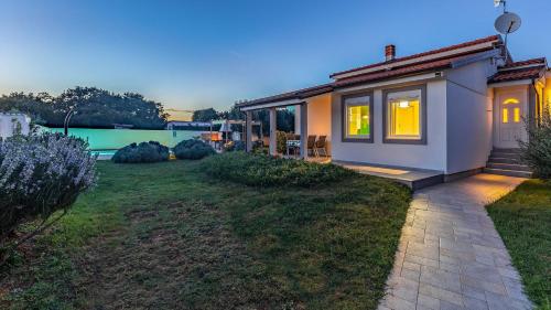 Holiday Home with pool near the beach, great location by WiiBuk in 梅杜林