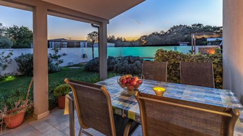 Holiday Home with pool near the beach, great location by WiiBuk in 梅杜林