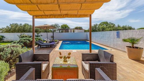 Holiday Home with pool near the beach, great location by WiiBuk in 梅杜林