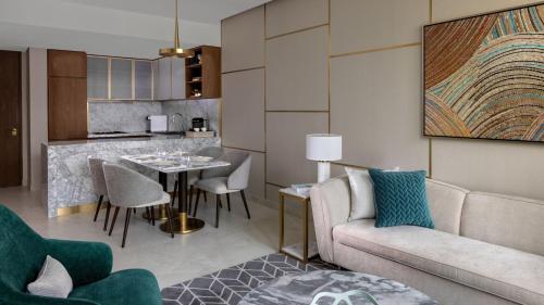 One-Bedroom Apartment with Balcony and Canal View - High Floor image 3