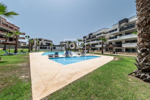 Deluxe Two-Bedroom Apartment with Garden View image 3