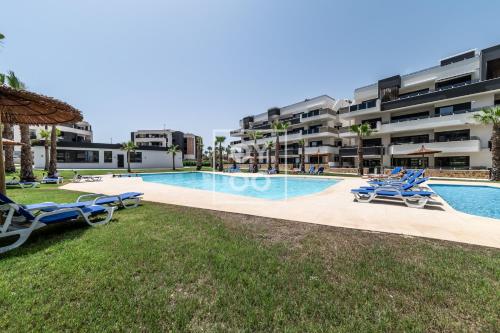 Deluxe Two-Bedroom Apartment with Garden View image 2