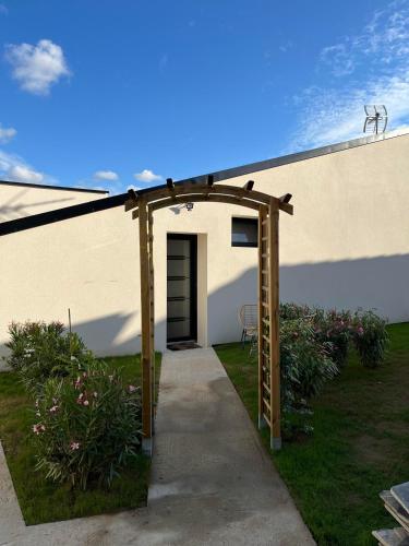Chambre indépendante avec jardin - 100m de la mer (Chambre independante avec jardin - 100m de la mer) in Langrune-Sur-Mer