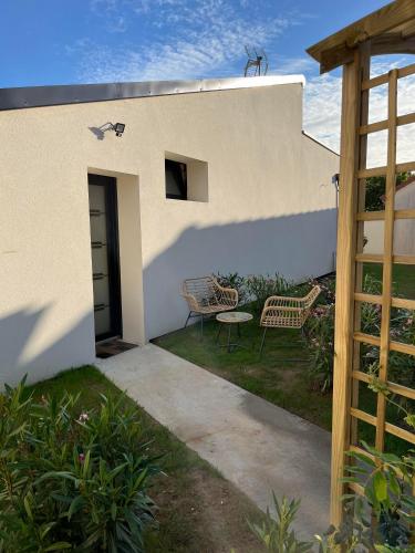 Chambre indépendante avec jardin - 100m de la mer (Chambre independante avec jardin - 100m de la mer) in Langrune-Sur-Mer