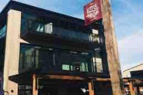 2 Bedrooms apprtmt Plus Underground Parking in CBD