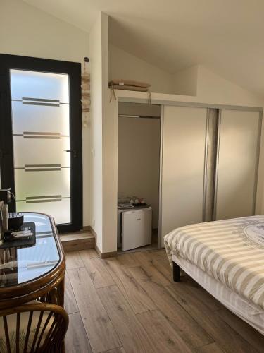 Chambre indépendante avec jardin - 100m de la mer (Chambre independante avec jardin - 100m de la mer) in Langrune-Sur-Mer