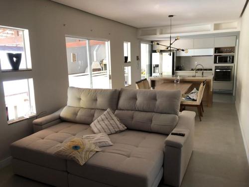Maravilhosa casa com piscina ao lado da praia in อิไตปัวซู
