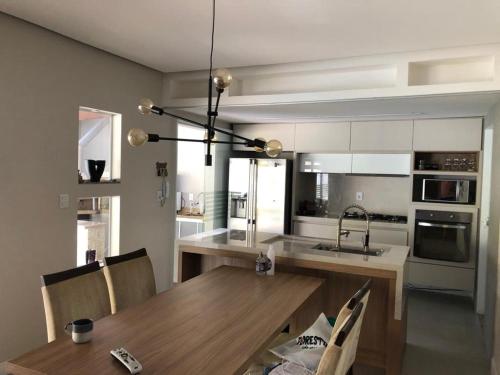 Maravilhosa casa com piscina ao lado da praia in อิไตปัวซู