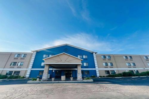 La Quinta Inn by Wyndham Milwaukee Glendale Hampton Ave - image 9