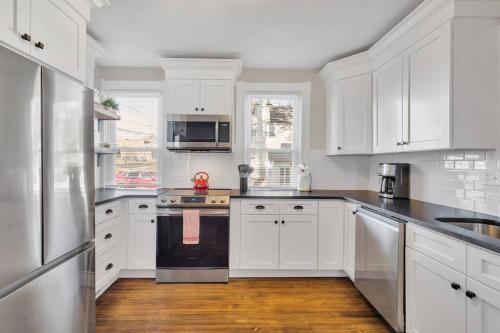 Prime West Hartford Center- Timeless Charm in West Hartford, USA
