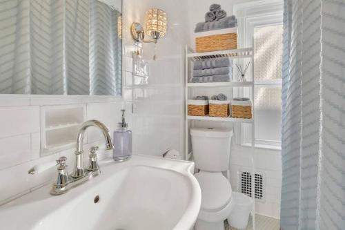Prime West Hartford Center- Timeless Charm in West Hartford, USA