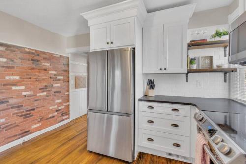 Prime West Hartford Center- Timeless Charm in West Hartford, USA