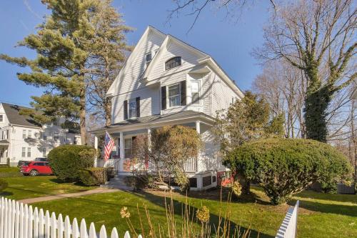 Prime West Hartford Center- Timeless Charm in West Hartford, USA