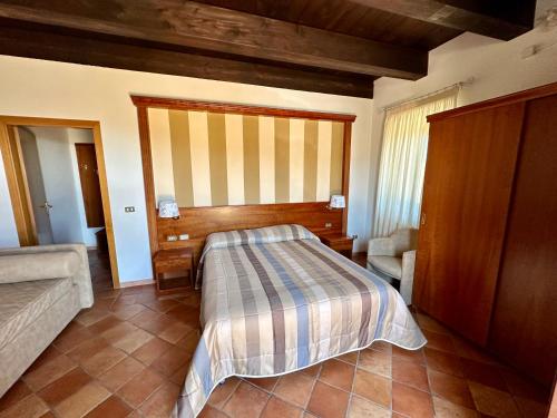 1 double bed, 1 twin bed
