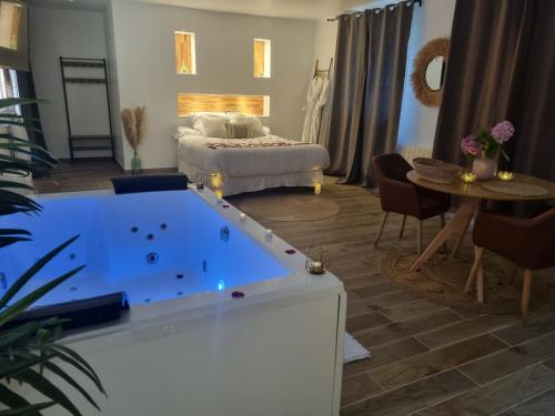 Evasion Romantique suite de luxe jacuzzi jardin privé proche Paris (Evasion Romantique suite de luxe jacuzzi jardin prive proche Paris) in Saint-Prix (Ile-de-France)