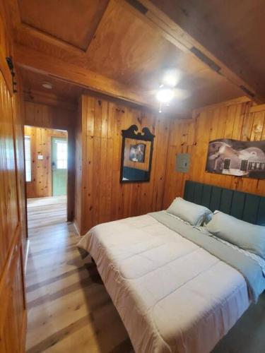. 109 Vinewood Cabin-1 Bedroom