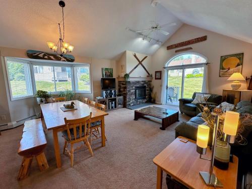 F4 Warm Fairway Village Townhome mountain views and large lawn So much to do thumb 3