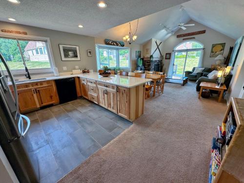 F4 Warm Fairway Village Townhome mountain views and large lawn So much to do detail