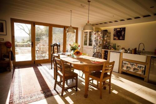 Cotswolds AoNB Cottage- Modern Renovation- Sleeps8 in Midford