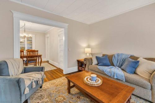 Classic West Hartford Center Apartment in West Hartford, USA