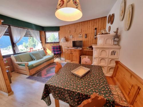 1 queen bed, 2 sofa beds