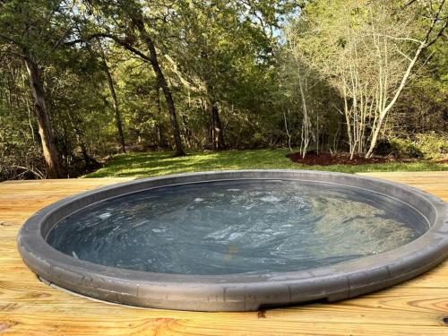 Treehouse with Full Amenities and Private Hot Tub in Greenvine, USA