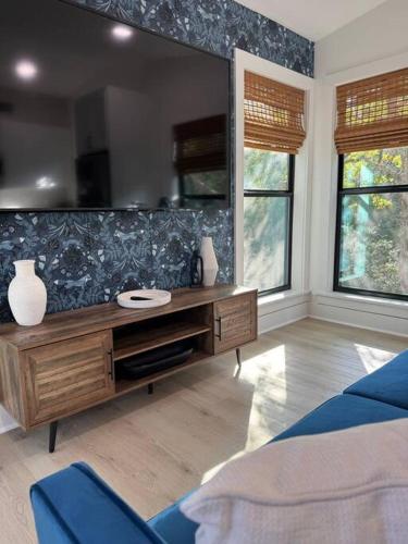 Treehouse with Full Amenities and Private Hot Tub in Greenvine, USA