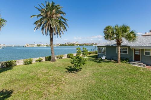 Treasured Times Beach House - Waterfront Rental - Monthly in Clearwater Beach, Vereinigte Staaten von Amerika
