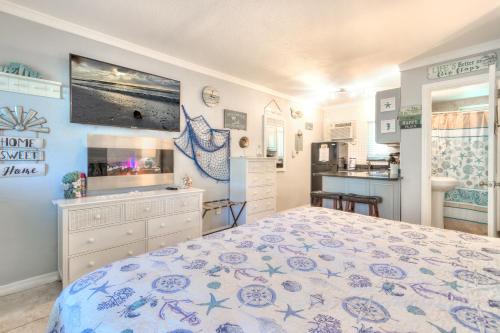 Tropic Terrace Suite #10 - Beachfront Resort in St Pete Beach, USA