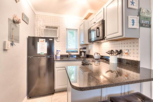 Tropic Terrace Suite #10 - Beachfront Resort in St Pete Beach, USA
