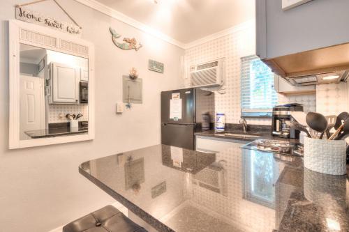 Tropic Terrace Suite #10 - Beachfront Resort in St Pete Beach, USA