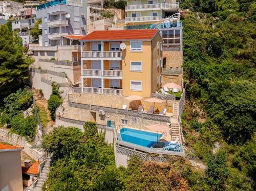 Apartment Aria with pool in เซลีนา