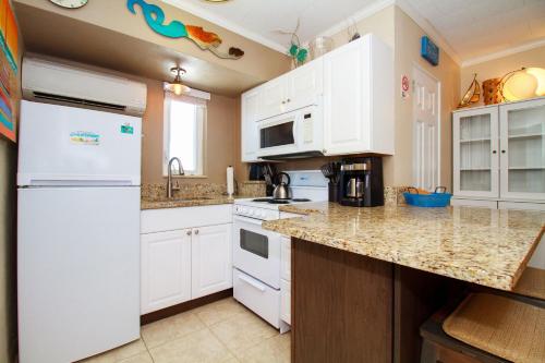 Tropic Terrace Suite #45 - Beachfront Resort in St Pete Beach, USA