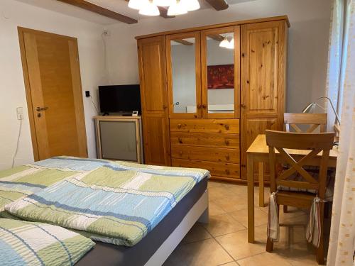 Ferienzimmer Oelhaf Zimmer in Grau Self Check-In mit Key Tresore in Wilhelmsdorf, Deutschland