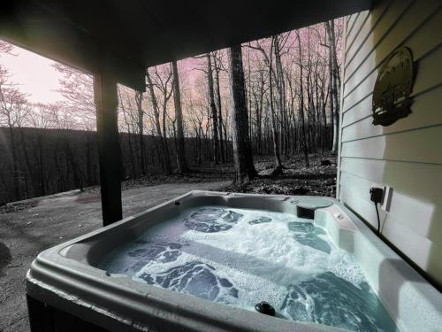 A-Frame @ WTG Resort w/ Hot Tub in Mount Torry Furnace, USA
