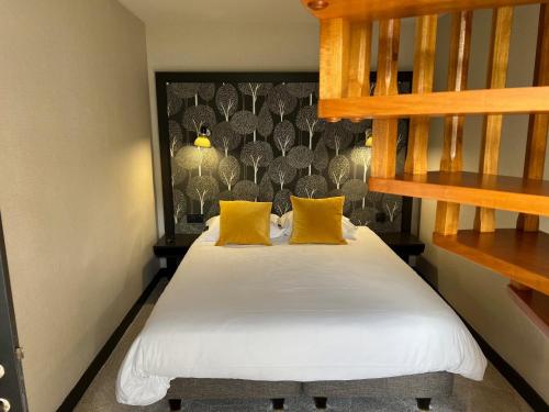 1 queen bed, 2 twin beds