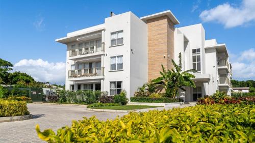 Utvendig, Coral Beach 202 condo in Little Battaleys