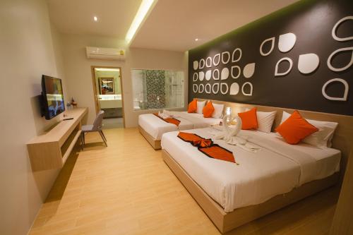 2 queen beds, 1 sofa bed