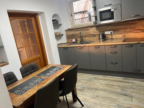 Konyha, Apartmán na náměstí II Kraliky (Apartman na namesti II Kraliky) in Kraliky