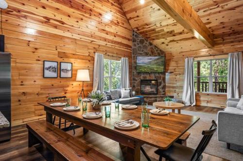 Luxury 5BR PF Dollywood Sleeps 12 Heated Pool HotTub in Sevierville, USA