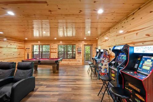 Luxury 5BR PF Dollywood Sleeps 12 Heated Pool HotTub in Sevierville, USA