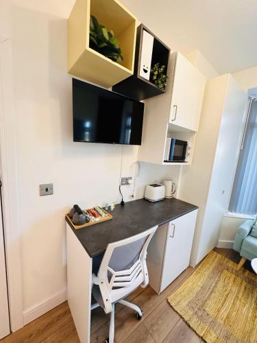R1 - Newly Renovated Private Room with its own kitchenette in shared house by QE Hospital, Birmingham (photo 4)