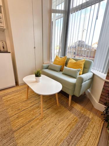 R1 - Newly Renovated Private Room with its own kitchenette in shared house by QE Hospital, Birmingham (photo 10)