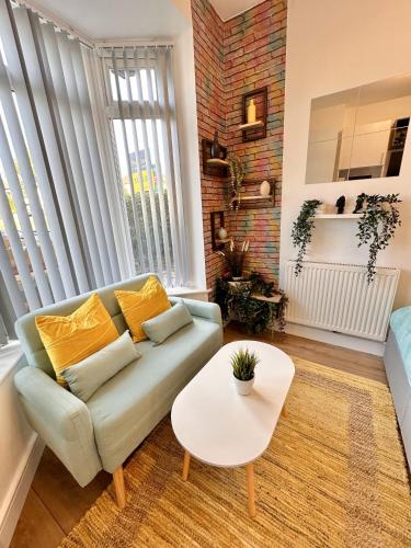 R1 - Newly Renovated Private Room with its own kitchenette in shared house by QE Hospital, Birmingham (photo 6)