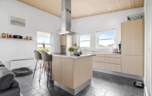 kuhinja, Lovely Home In Tarm With Wifi in Hemmet